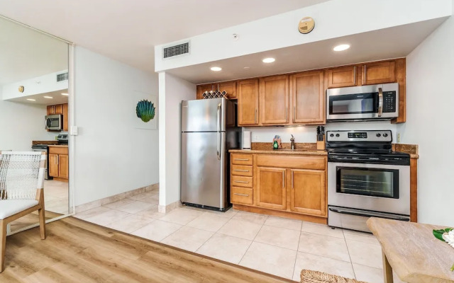 Royal Kahana 702 Studio Bedroom Condo by RedAwning