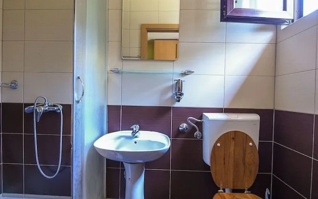 San Art Floating Hostel