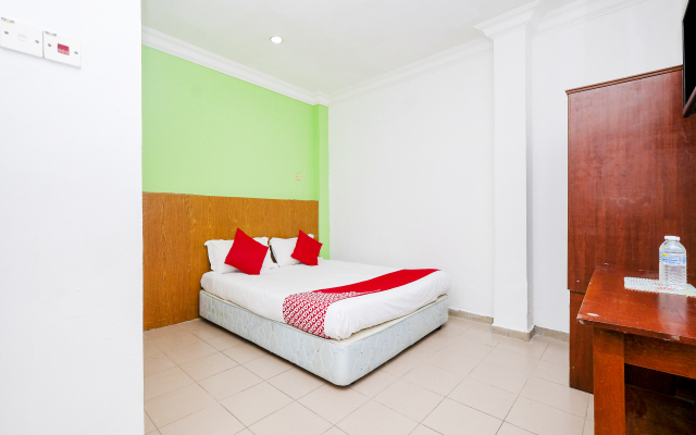 OYO 850 Gold Star Hotel