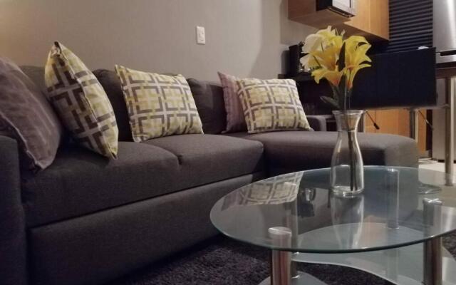 Modern 1 bedroom suite by beach Great location!