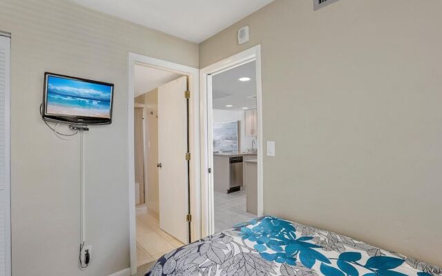 Charming Beachfront Condo With Pool, spa and Views