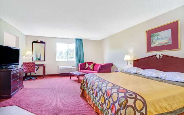 Super 8 by Wyndham Clinton