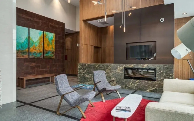 Monki Di Executive Suites - GLAS - Luxury Inner City Home 3 min to Downtown w Private Rooftop Patio Fireplace