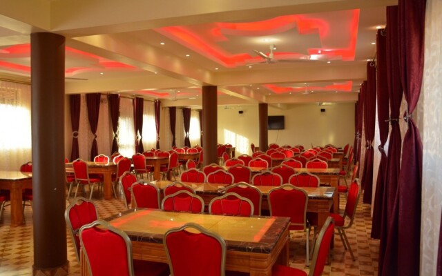 Mak-Queen Hotel
