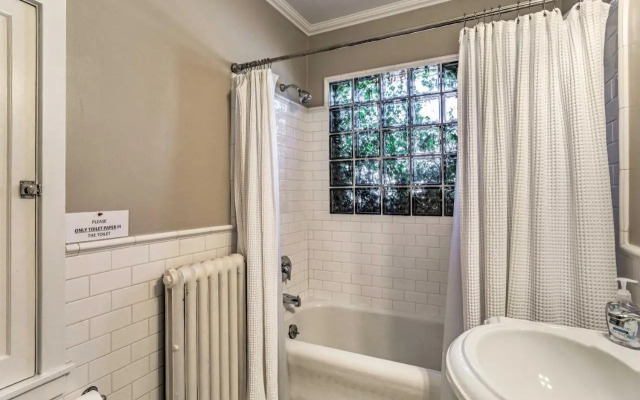 Yard & Grill: Centrally Located Denver Retreat!