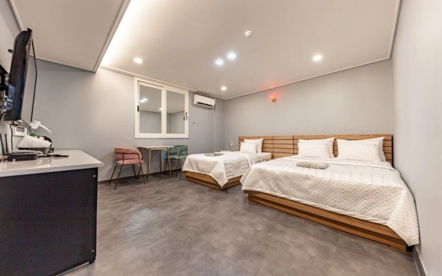 Mokpo Nine Self Check-in Hotel