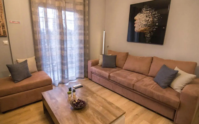 Luxury suite 10’ from the center