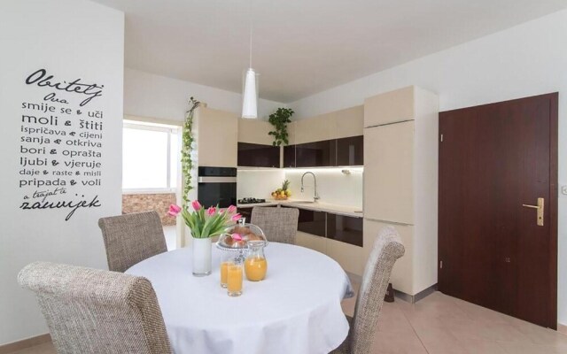 Awesome Apartment in Sutivan With Wifi and 3 Bedrooms