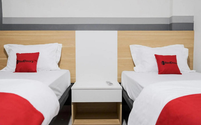 RedDoorz Near Mall Taman Anggrek