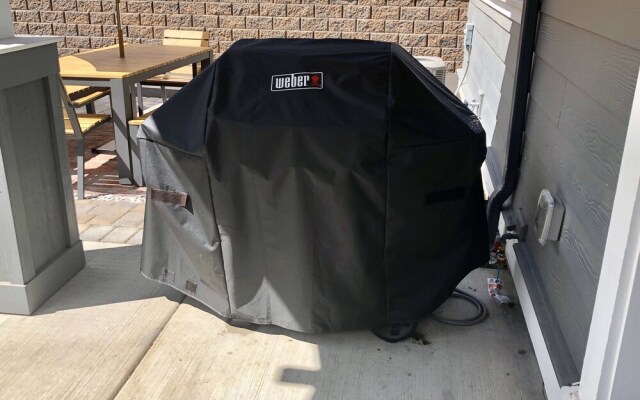 Hillside Haven 4 Bedroom Home by RedAwning