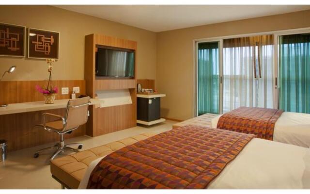 Jade Hotel