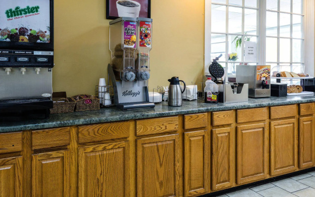 Rodeway Inn Colonial Heights I-95