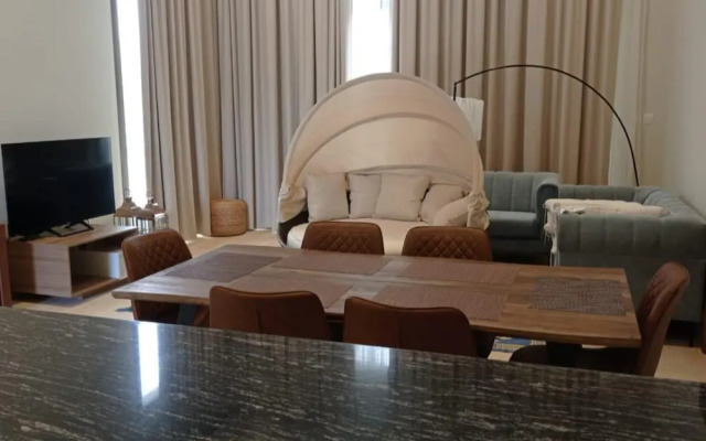 Peaceful 2-bedroom Pool Escape