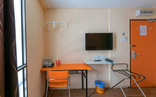 OYO 137 1st Centro Hotel