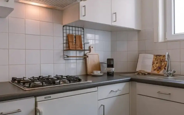 Warm Cozy Lateral Seaview Apartment