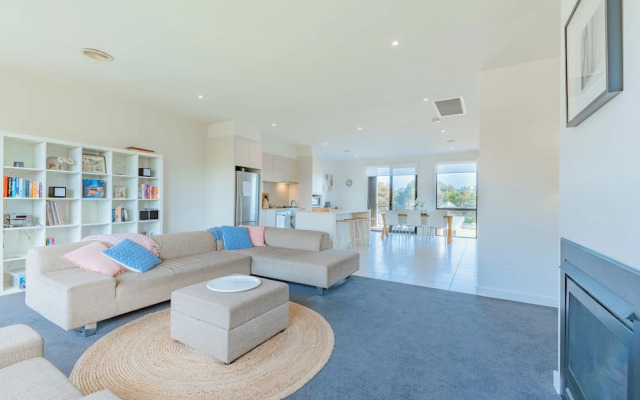 3 Bedroom Condo - Access to Pool Torquay