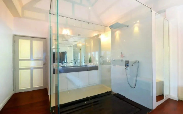 Luxury 5 Stars Beach Villa 6 Beds