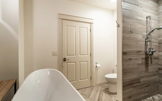 Rooftop Deck Walk to River Downtown Fire pit