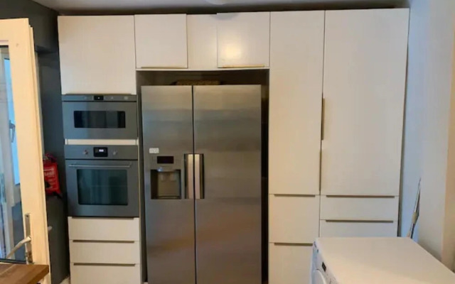 Modern 5 Bedroom Family House - 18 Mins to Station