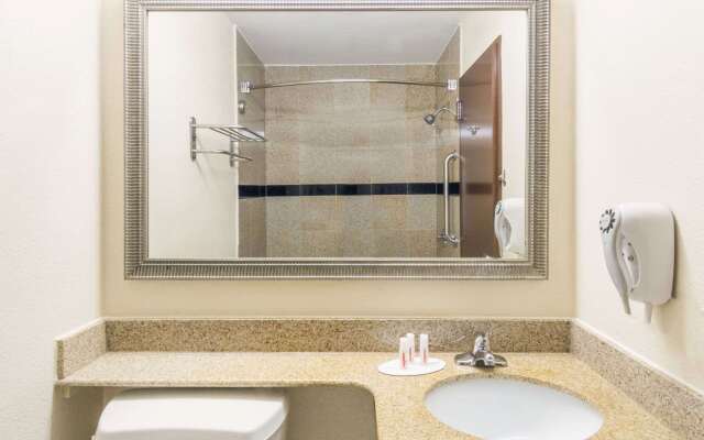 Super 8 by Wyndham Beaumont I-10 South/College St