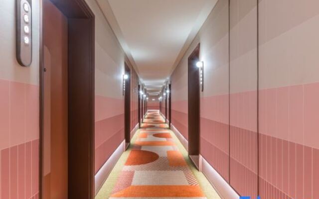 Orange Qingdao North Railway Station Hotel