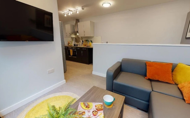 Student Only, Private Ensuite in Compact Apartment