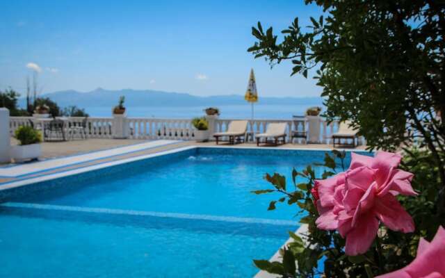 Paradise Lukova Hotel