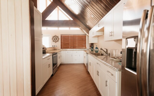 Surfrider Resort Hotel