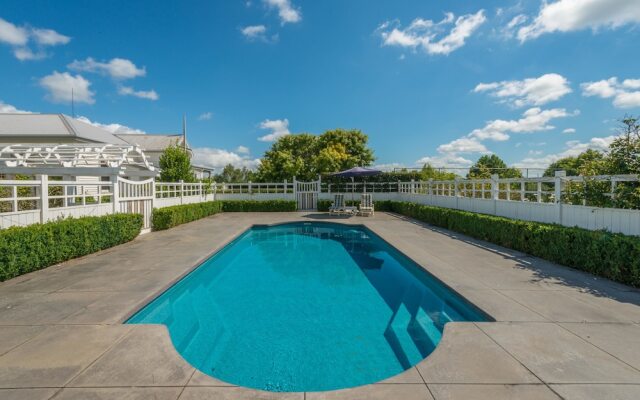 Magnificent Karaka Estate with Swimming Pool