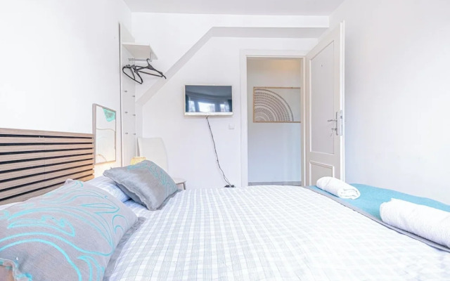 Stylish 3BR Apt With Balcony City Center