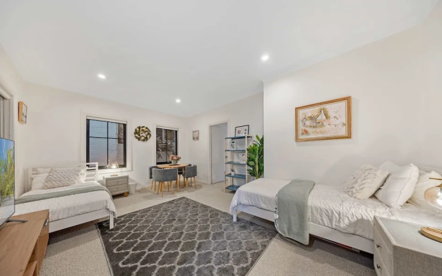 Metawise Luxe 6 Bed Ocean View Family Home in Seaforth – Guest Rooms – Sydney