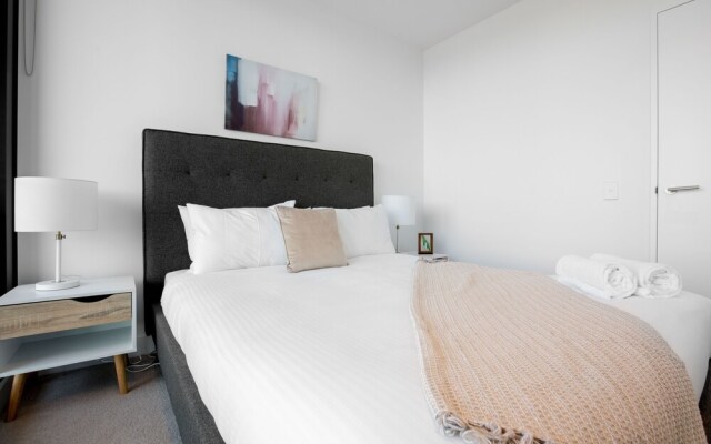 Central Melbourne 2br2bt APT on Collins St+parking
