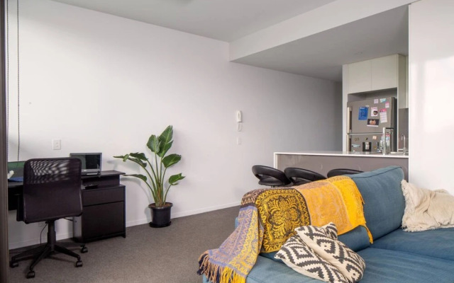 Modern 2 Bedroom Dutton Park Apartment With Balcony