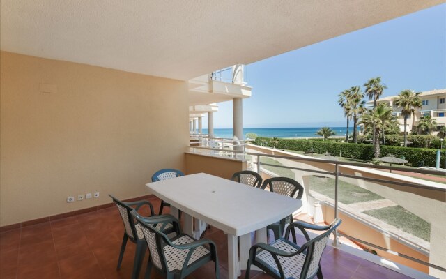 Beautiful 2-Bed first beach line apartment for 6