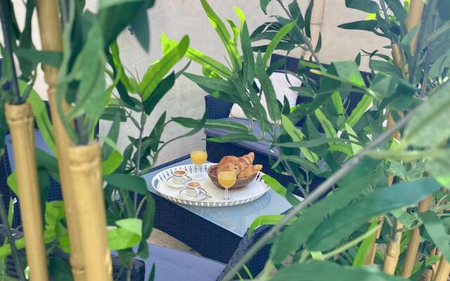 1607 - Wonderful apartment with terrace on garden