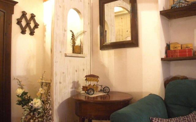 It 's located in the historic center of Pisa on the ground floor of a 17th century building