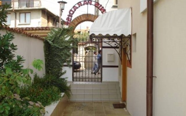 Guest House Ianis Paradise