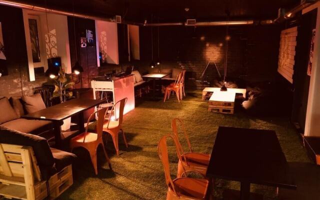P2B hostel & bar