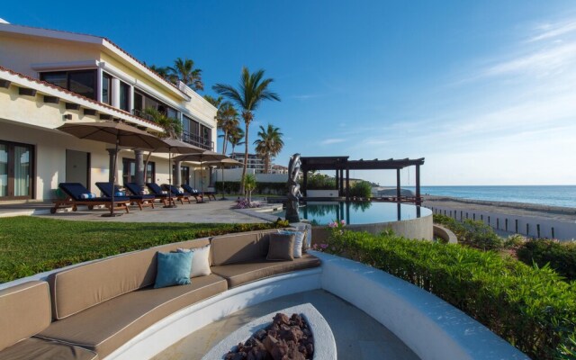 Outstanding Beachfront for up to 15 People: Villa Delfines