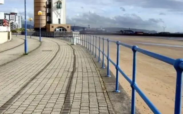 Sea Breeze Retreat in Swansea