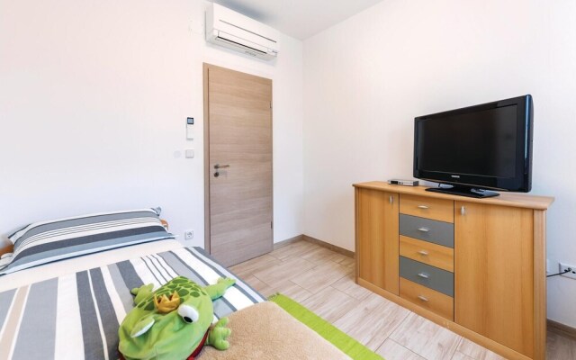 Nice Home in Liznjan With Wifi and 3 Bedrooms