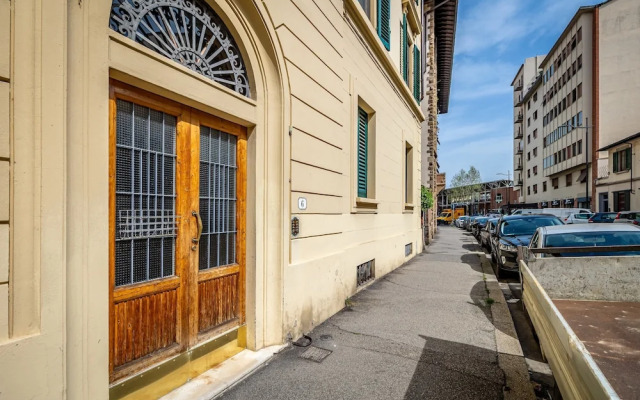 YiD elegant near tramvia