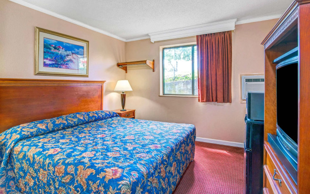 Red Roof Inn Suffolk