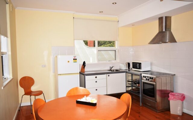 Glenelg Holiday Apartments-Ellis