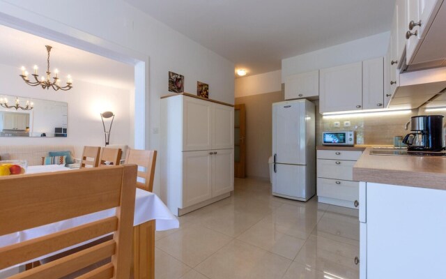 Beautiful Home in Dugi Rat With Wifi and 6 Bedrooms