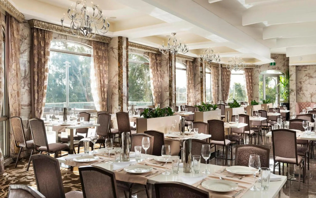 Swan River Hotel