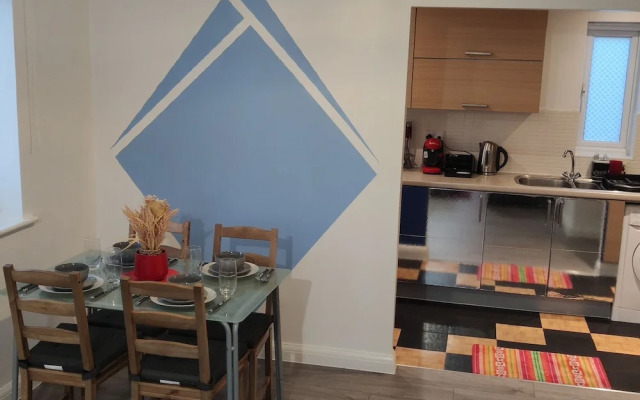 Charming and Stylish 2-bed Apart - London Dagenham