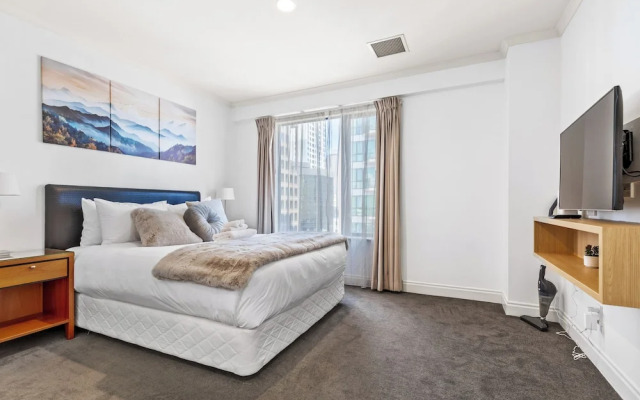 City Getaway 1BR Apt w Pool & Gym I Zodiak Stays