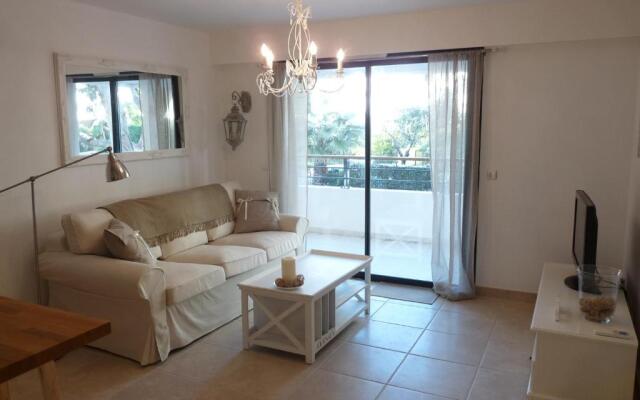 Elegant two bedroom apartment with modern design and terrace close to beaches and Cannes center 546