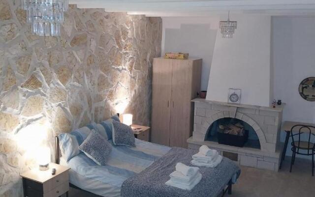 Lovely Studio in Strinilas With its own Pool